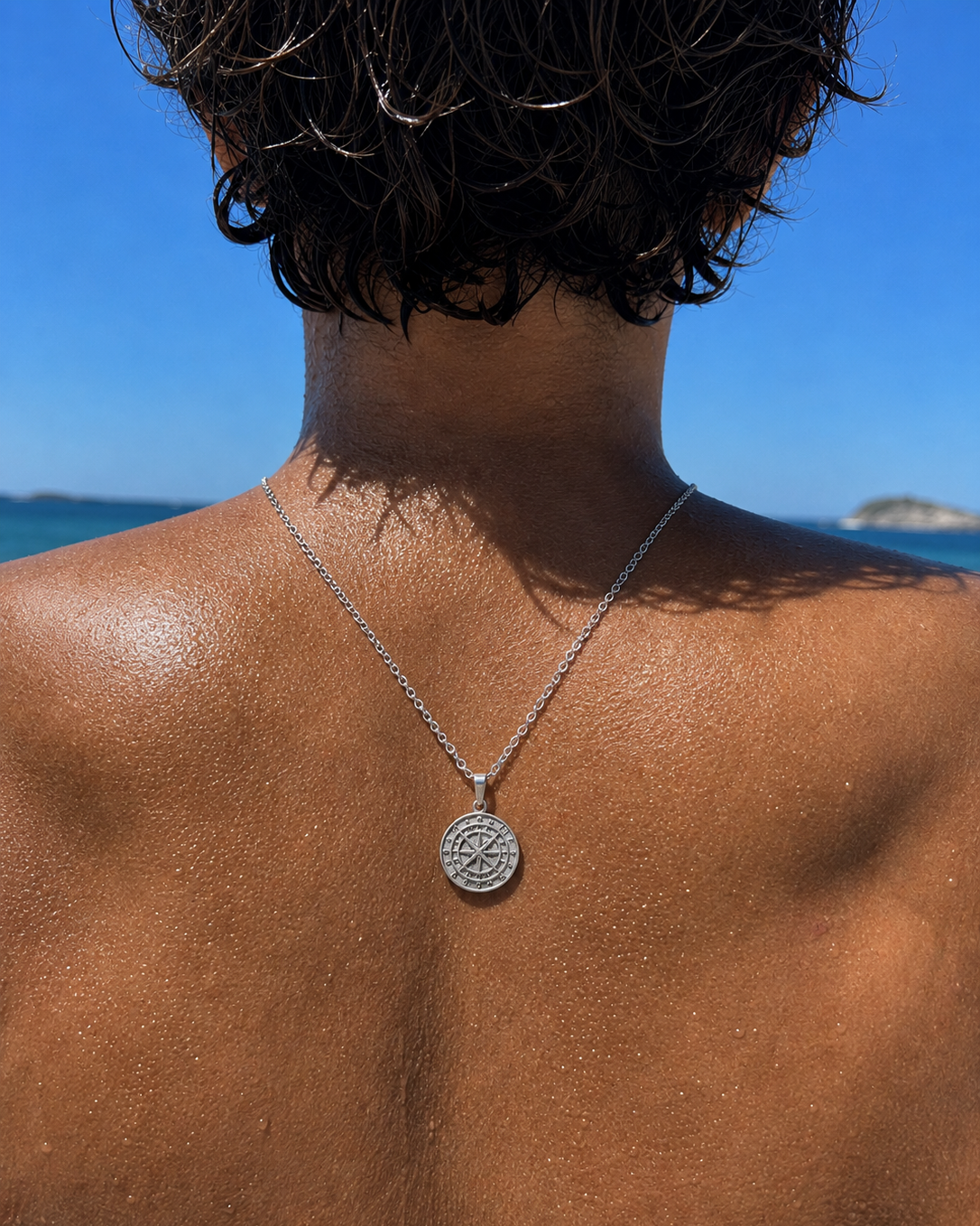 Collar con brújula